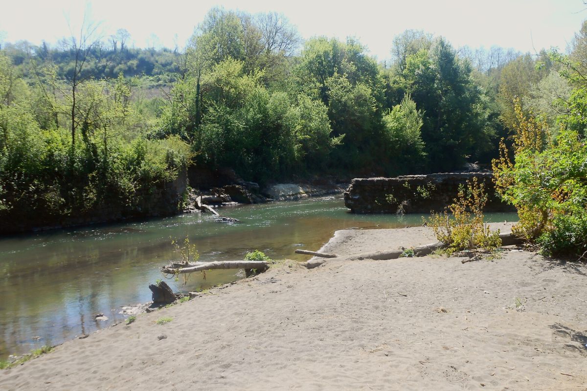 Spiaggia della diga sul Fiume Treja