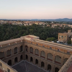 Il cortile maggiore del forte e Civita Castellana