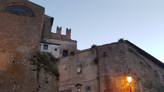 Le mura del Palazzo baronale all'entrata di Calcata