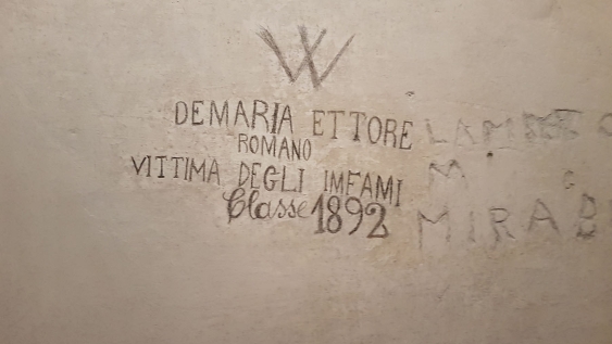 Scritta in una cella di rigore